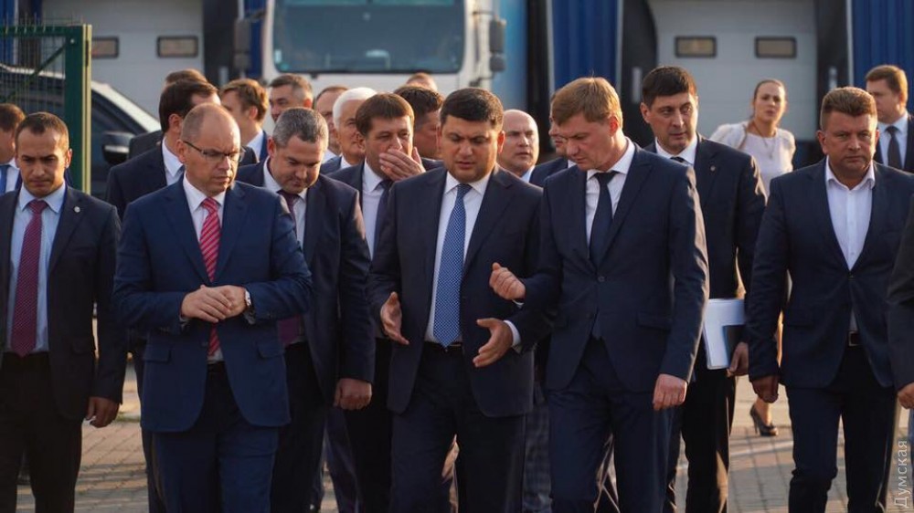 Премьер-министр Украины Владимир Гройсман в пятницу посетил Одесский морской торговый порт, в пределах пропуска на территорию которого начал функционировать автохаб для растаможивания применяемых машин